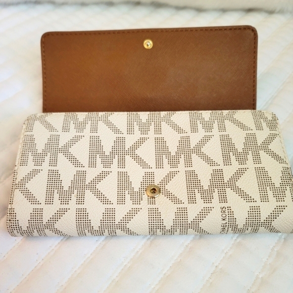 🩷Michael Kors Logo Wallet - Picture 2 of 6